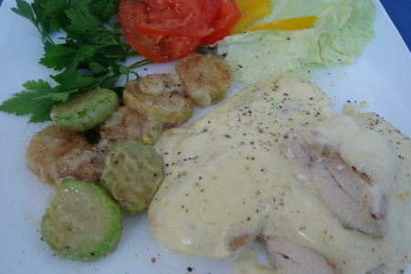 Куриное филе в сырно-сливочном соусе с гарниром из кабачков.: шаг 4