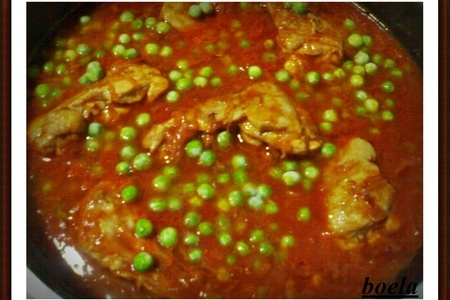 Курица в томатном соке с зеленым горошком.: шаг 3