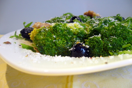 Салат с брокколи, грецкими орехами и пармезаном: шаг 1