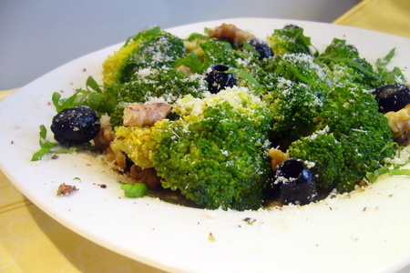 Салат с брокколи, грецкими орехами и пармезаном: шаг 2