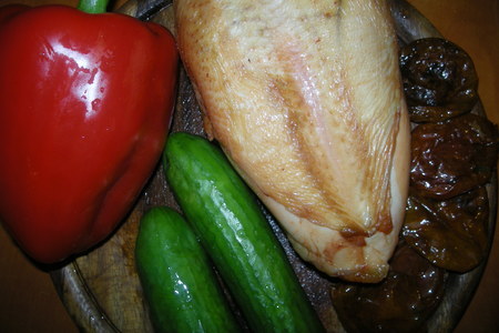 Салат с копченым куриным филе и вялеными помидорами: шаг 1