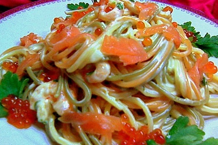 Спагетти с малосольной сёмгой, икрой и сливочно-сырным соусом «навеяло!».: шаг 7
