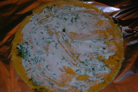 Рулеты-омлеты с творожным сыром и листовым салатом: шаг 3