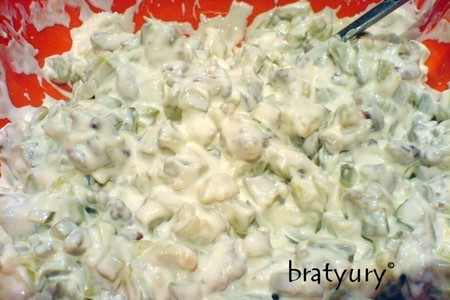 Салат из маринованных огурцов, мацони и грецких орехов с чесноком и оливковым маслом: шаг 8