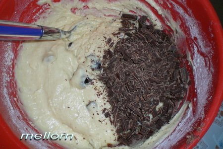 Сметанный кекс с шоколадом и черносливом: шаг 4