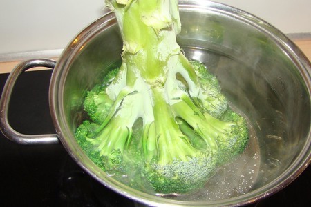 Разноцветный салат с брокколи и семгой: шаг 1