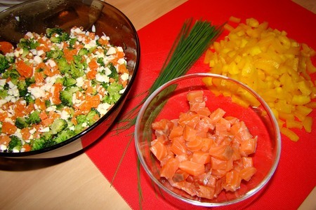 Разноцветный салат с брокколи и семгой: шаг 3