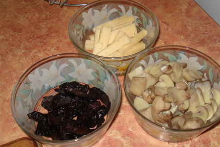 Отбивные с черносливом сыром и грибами: шаг 2