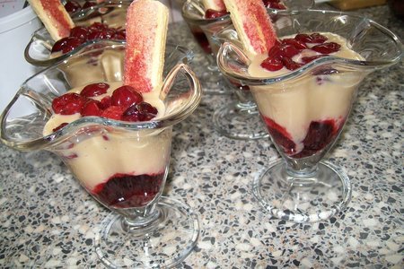 Простой десерт из карамельного мусса с "пьяной" вишней: шаг 6