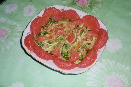 Салат из кальмаров, украшенный грейпфрутом: шаг 1