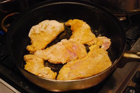 Куриные грудки с курагой и изюмом: шаг 2