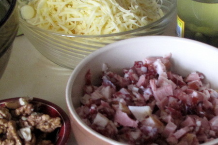 Сырный кекс с копченостями, маринованными огурчиками и грецкими орехами: шаг 1