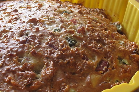 Сырный кекс с копченостями, маринованными огурчиками и грецкими орехами: шаг 5