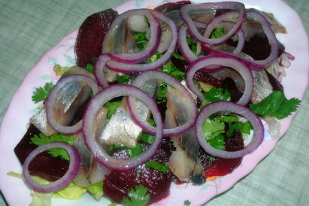 Знакомая сельдь с незнакомой заправкой (или салат из сельди со свеклой): фото шаг 3