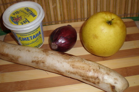 Салат из дайкона и яблок с репчатым луком: шаг 1
