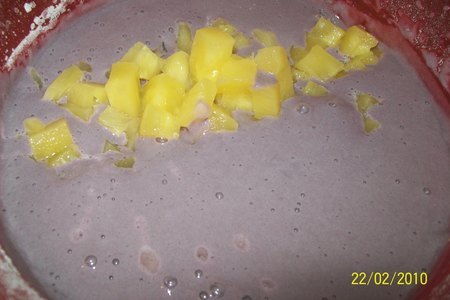Пирог с ананасами и ежевикой: шаг 3