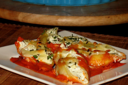 Conchiglione (ракушки) с начинкой из творожного сыра с томатным соусом,запечёные в духовке: шаг 9