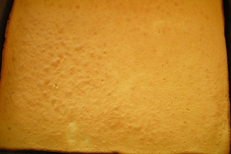 Торт из бисквитных рулетиков: шаг 2