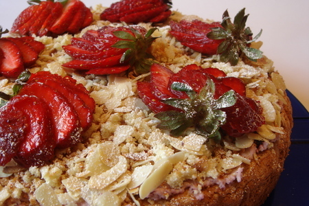 Бисквитный пирог с ягодами и кремом.: шаг 8