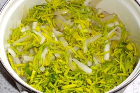 Салат с кальмарами в рисовых корзиночках: шаг 5