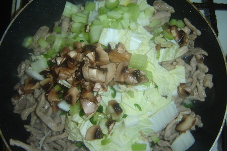 Острая свиная соломка с овощами и лапшой: шаг 7