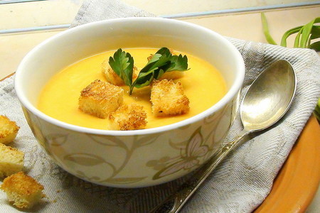 Гороховый суп пюре с сырокопчёной куриной грудкой, зелёным луком и гренками.: шаг 7