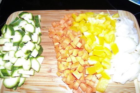 Мясные рулетики в томатном соусе с овощами: шаг 6