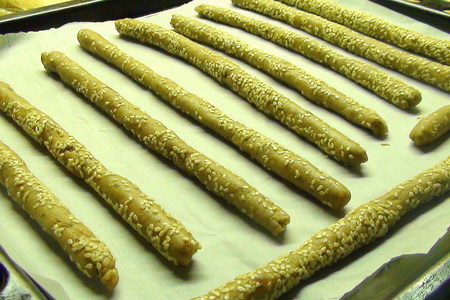 Гриссини из ржаной муки. хлебные палочки с жареным луком и тмином.: шаг 2