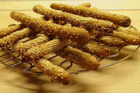 Гриссини из ржаной муки. хлебные палочки с жареным луком и тмином.: шаг 3