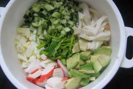 Салат из копчёного кальмара с авокадо.: шаг 1