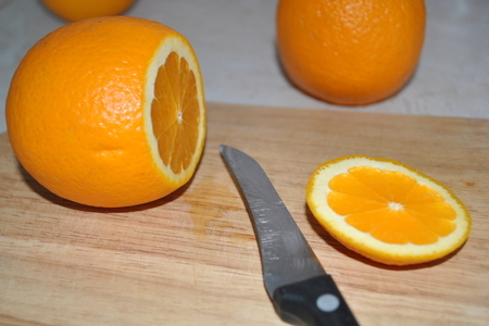 Праздничный смузи в апельсиновых стаканчиках: шаг 1