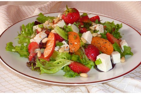 Летний салат с клубникой и апельсиново-мятной заправкой: шаг 2