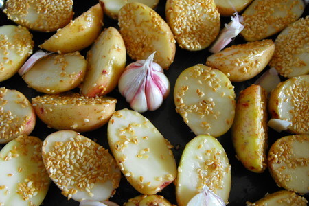 Молодой картофель запеченный с чесноком и кунжутом, и со сметанным соусом..: шаг 4