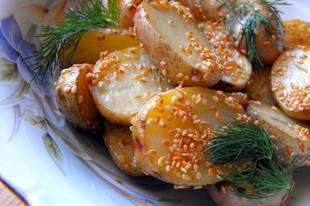 Молодой картофель запеченный с чесноком и кунжутом, и со сметанным соусом..: шаг 6