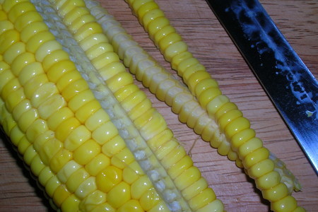 Кукурузные оладьи с овощным салатом и холодной сметанной заправкой: шаг 1