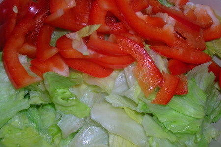 Кукурузные оладьи с овощным салатом и холодной сметанной заправкой: шаг 6