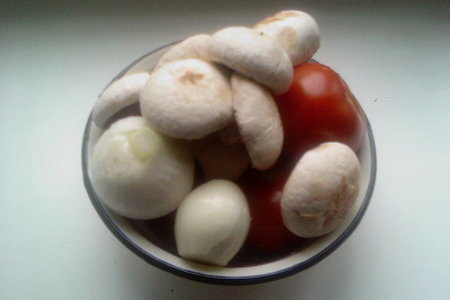 Салат из сырых шампиньонов со свежими помидорами.: шаг 1