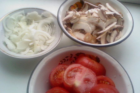 Салат из сырых шампиньонов со свежими помидорами.: шаг 2