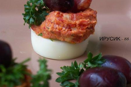 Яйца фаршированные вялеными помидорами и козьим сыром"виват италия" дуэль-реванш-с пестиком!: шаг 4