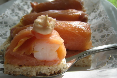 Рулетики из сёмги с креветкой - salmon roll.: шаг 9