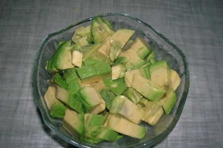 Зеленый салат с авокадо и кедровыми орехами: фото шаг 1
