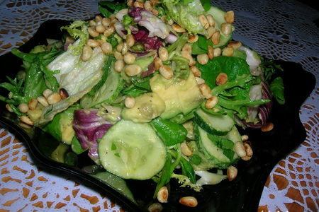 Зеленый салат с авокадо и кедровыми орехами: фото шаг 4