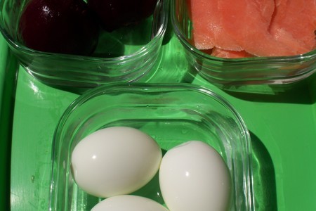 Яйца на закуску и в салат: шаг 1