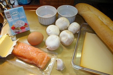 Жульен из лосося с сырными гренками: шаг 1