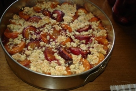 Творожный пирог со сливами и абрикосами "безделушка": шаг 4