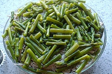 Слоеный салат со спаржей: шаг 7