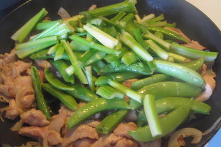 Жаренные спагетти со свининой и овощами в стиле chow mein: шаг 11