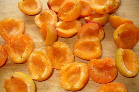 Пирог  " шалунья " (с абрикосами и смородиной): шаг 1