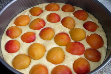 Пирог  " шалунья " (с абрикосами и смородиной): шаг 3