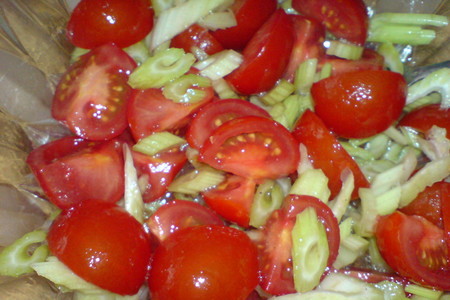 Салат из помидорок,сельдерея и арахиса: шаг 5
